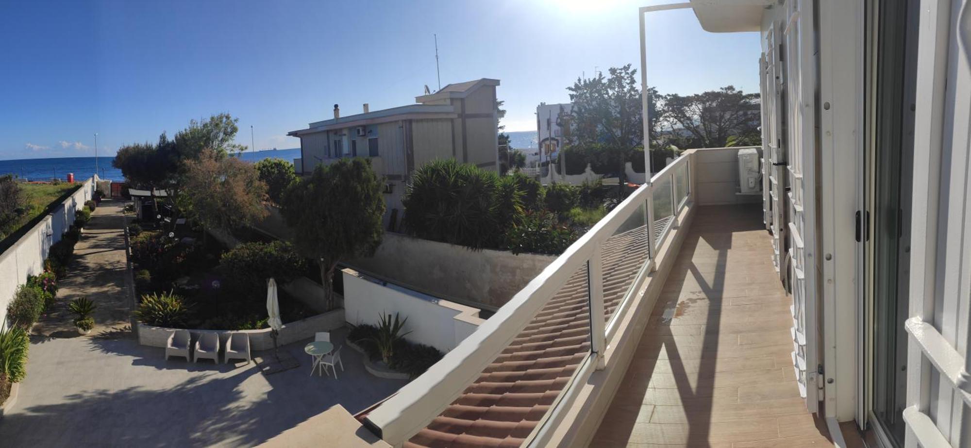 Seagull Apartments - Front And Sea View & Airport Bari Eksteriør bilde