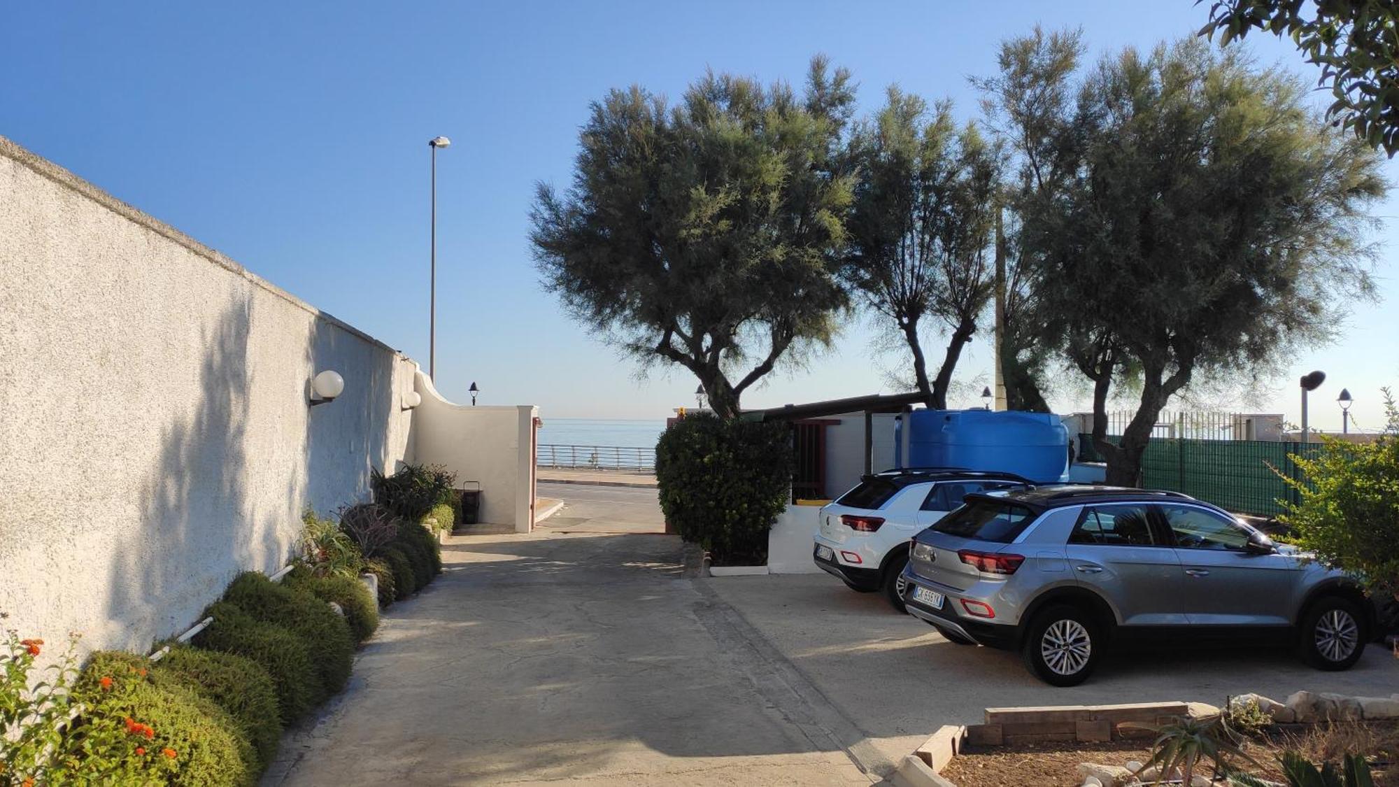 Seagull Apartments - Front And Sea View & Airport Bari Eksteriør bilde